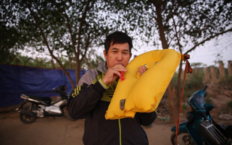  Ông Quang (50 tuổi) - người có thâm niên tắm tại đây đã 15 năm - cho biết, dù giá lạnh ở bất cứ nhiệt độ nào, ông và bạn bè cũng có thể bơi được.