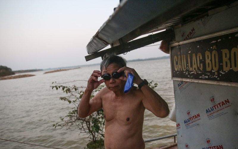 Trong số gần 60 thành viên của câu lạc bộ bơi lội sông Hồng, phần lớn là những người lớn tuổi, trung niên. Trong ảnh là ông Trí Nguyễn (77 tuổi) nhà ở Khâm Thiê
