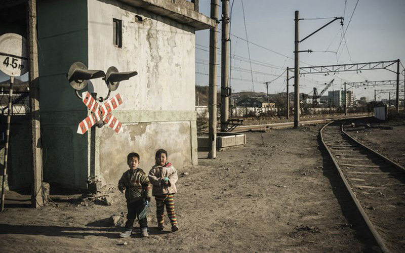  Trẻ em Triều Tiên vui chơi cạnh đường tàu.