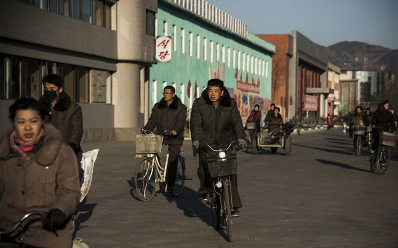 Xe ô tô là phương tiện hiếm hoi ở các vùng nông thôn Triều Tiên. Tại đây, đa phần người dân sử dụng xe đạp.