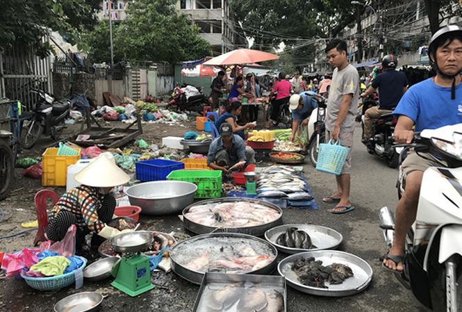 Ảnh: Cá, tôm bày bán ngay dưới đất, sơ chế ngay trên đất cát.