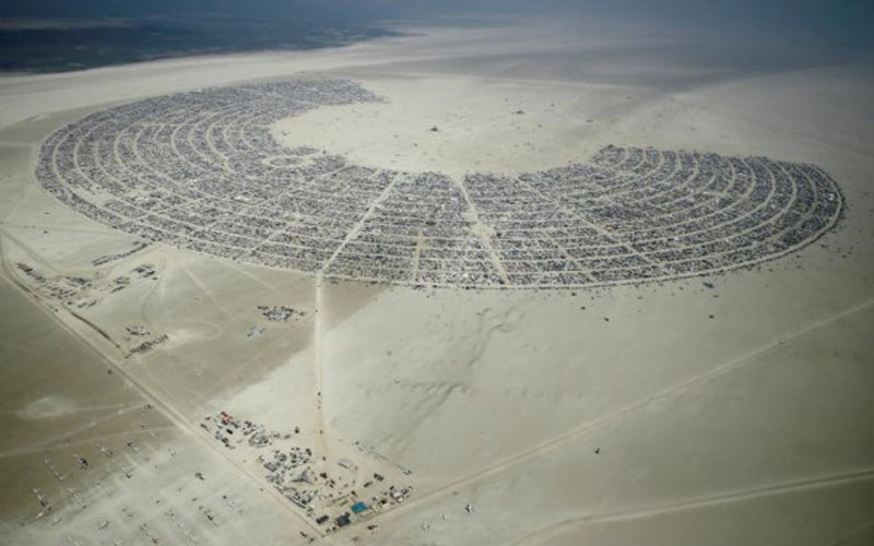 Hàng năm có khoảng 70.000 người tới tham dự lễ hội nghệ thuật Burning Man ở thành phố Black Rock, Nevada, Mỹ.