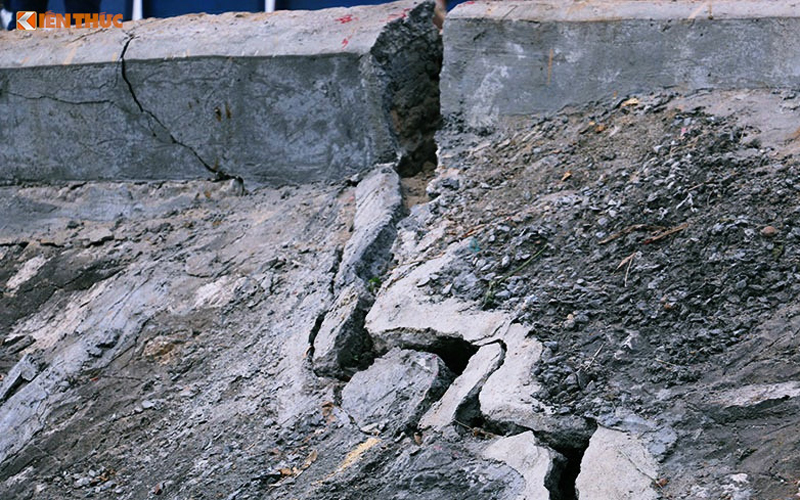 Tại nhiều vị trí bề mặt mố cầu Đuống đã bị tách ra làm hai, gờ bê tông bị gãy ra thành từng đoạn tạo khe hở rất lớn.