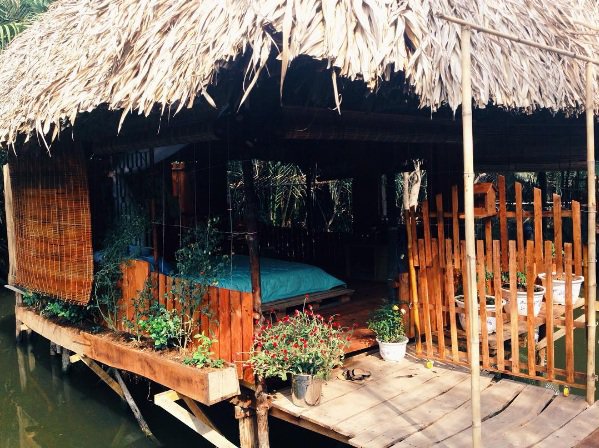 Các chòi trong khu homestay đều thông thoáng và được bao quanh bởi cánh đồng hoa (Ảnh: Ivy Lai)