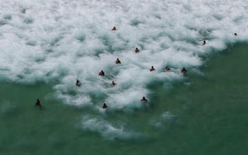 Cư dân và khách du lịch đi bơi ở bãi biển Barra da Tijuca vào ngày 15/1 ở Rio de Janeiro, Brazil.