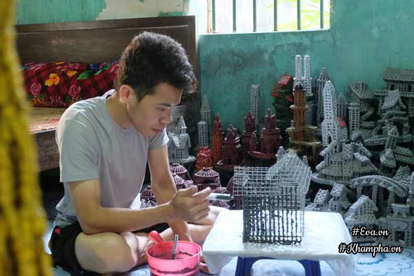 Thắng tỉ mẩn với những mô hình làng quê Việt Nam do mình sáng chế từ chiếc kim tiêm y tế.
