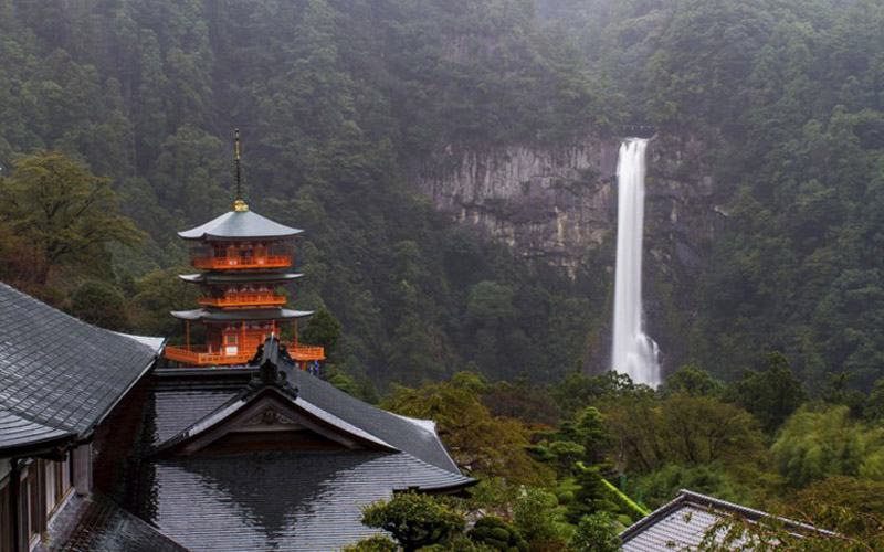 Thác Nachikatsuura của Nhật Bản. Có thể nói, thác nước là một trong những điều kỳ diệu mà thiên nhiên ban tặng cho con người.