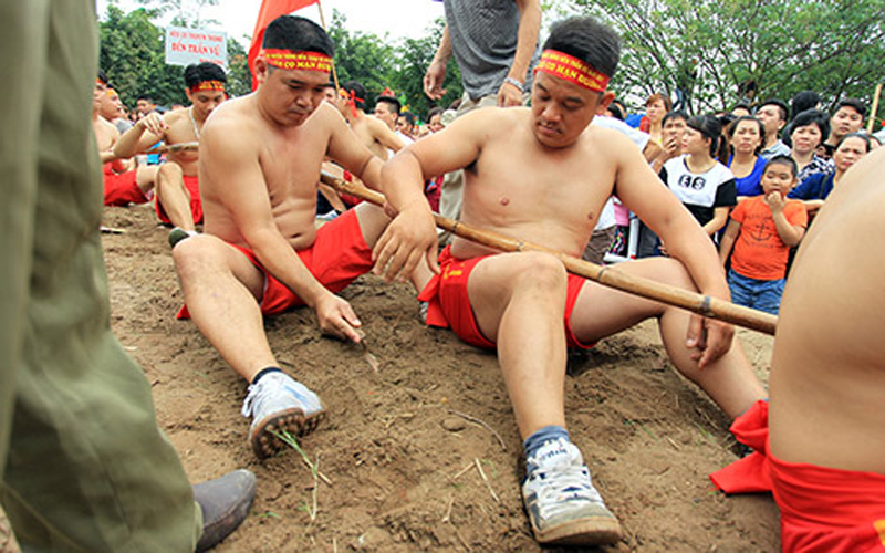  Người tham gia hội chơi thường cố gắng đào những hố đất nhỏ để đặt chân làm điểm tựa, gia tăng sức kéo.