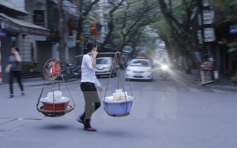 Những gánh hàng len lỏi khắp ngõ phố Hà Nội để phục vụ người dân dịp Tết Hàn thực. (Ảnh: Thùy Dương/TTXVN)