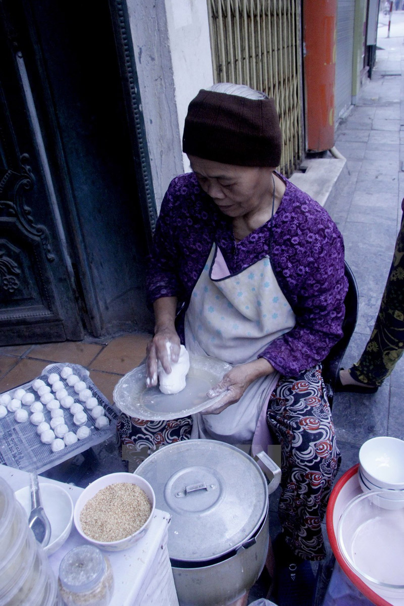 Bà Huệ (phố Hàng Bạc) đã gắn bó với nghề làm bánh hàng chục năm nay trên khu vực phố cổ. (Ảnh: Thùy Dương/TTXVN)