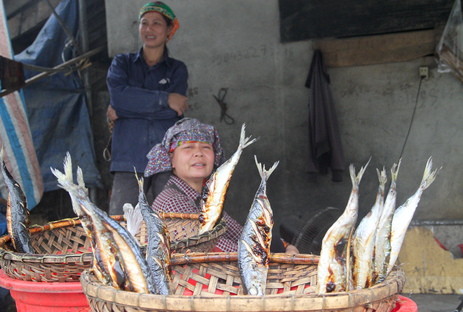 Từ nhiều năm nay, gần 10 hộ dân hai bên tỉnh lộ 9, xã Hộ Độ (huyện Lộc Hà, Hà Tĩnh) làm nghề nướng cá biển, cho thu nhập khá so với mức trung bình ở địa phương.