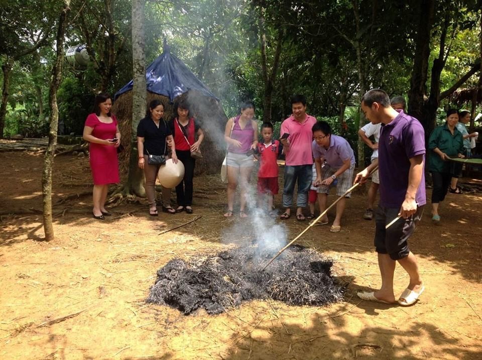 Đến đây, các gia đình có thể tham gia trải nghiệm những hoạt động của người nông dân như bắt cá, làm bánh, chăn nuôi...