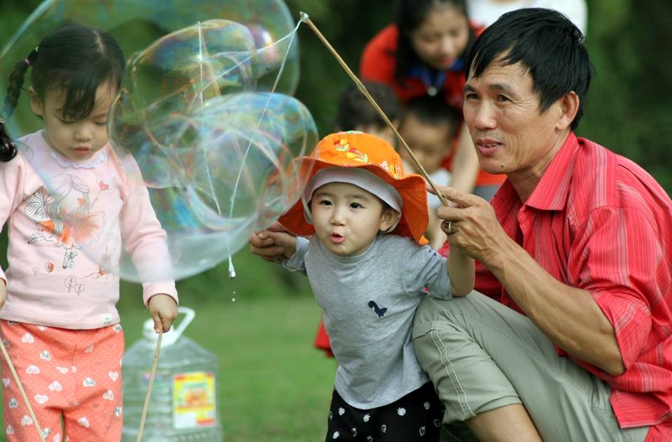 Cách trung tâm TP. Hà Nội khoảng 15 km, nông trang Bá Tân là điểm đến lý tưởng cho những ai yêu thích sự thanh bình, yên ả của làng quê Bắc Bộ. Những ngôi nhà tại nông trang được làm theo nếp nhà truyền thống cổ xưa.Nguyên liệu chủ yếu bằng gỗ, lợp ngói,  mùa hè thì mát, đông về thì ấm.