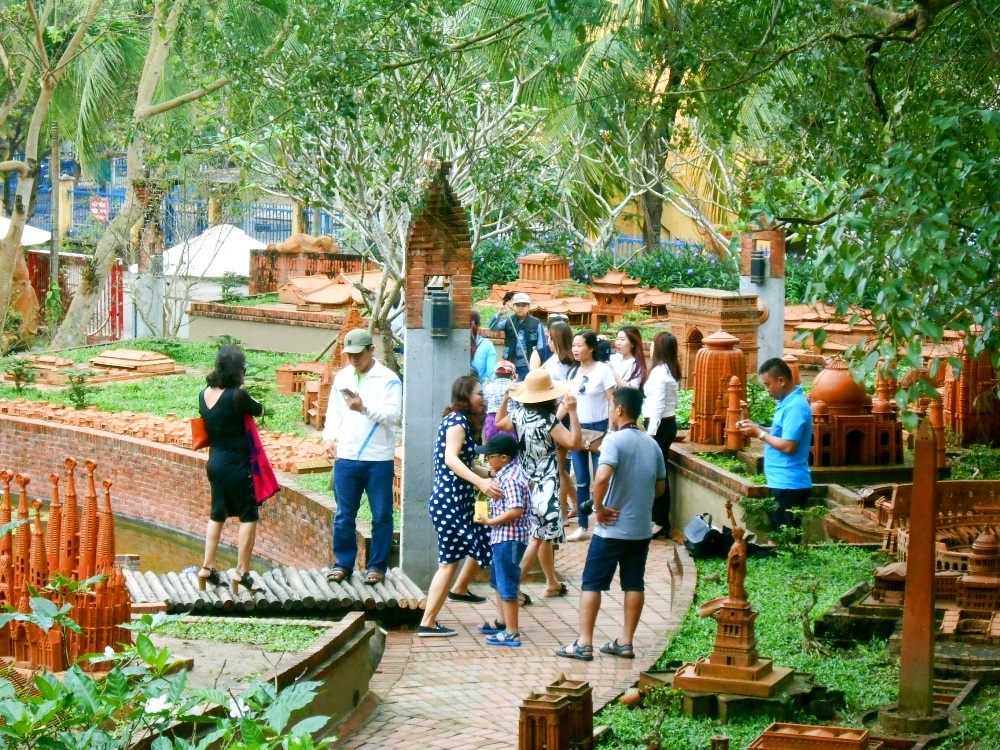 Làng gốm thu hút đông đảo du khách trong và ngoài nước đến tham quan