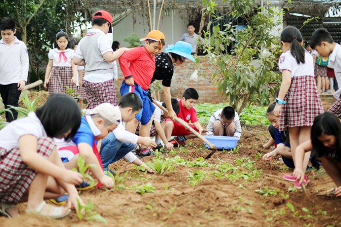 Ở khu trồng trọt, các em nhỏ tự tay chăm sóc cây cối, thu lượm rau quả và có một kỷ niệm đẹp tại nông trang Bá Hiên.