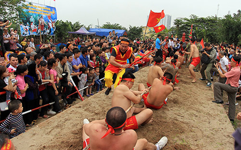 Hội thi kéo co ngồi được tổ chức trên sân nền đất nện ở trước cổng đình Ngọc Trì. Tại đây mỗi khi tổ chức ngày hội lại thu hút hàng nghìn người dân hiếu kỳ về tham dự.