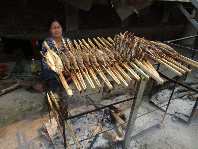 Cá nướng bán bên sông.