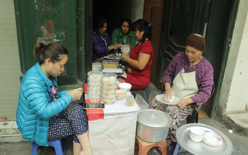 Món bánh trôi, bánh chay từ lâu đã trở thành món ăn sáng của nhiều người dân Hà Nội. (Ảnh: Thu Hiền/TTXVN)