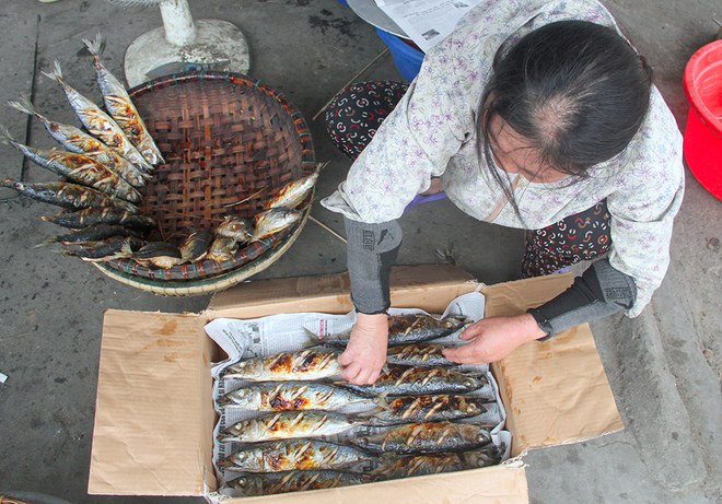 Ngoài mua về ăn, nhiều người dân Hà Tĩnh thường mua cá nướng gói thành từng hộp, gửi đi các tỉnh xa biếu người thân, bạn bè.