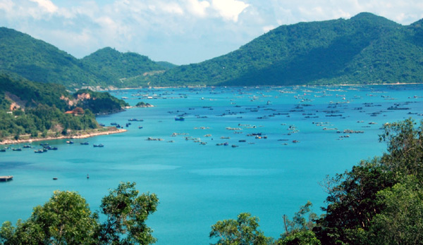 Phong cảnh vịnh Vũng Rô nhìn từ Đèo Cả (Internet).