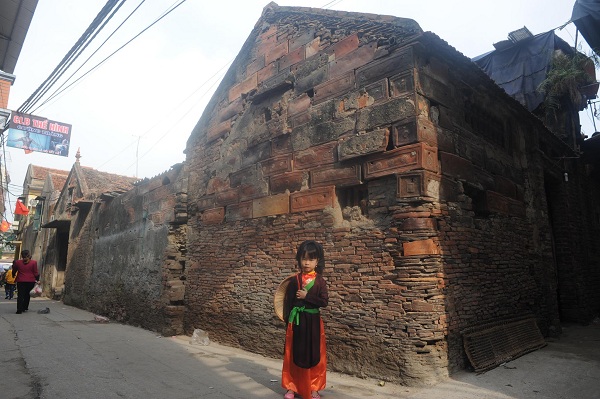 Những bức tường được làm bằng tiểu sảnh, gạch đỏ truyền thống xưa