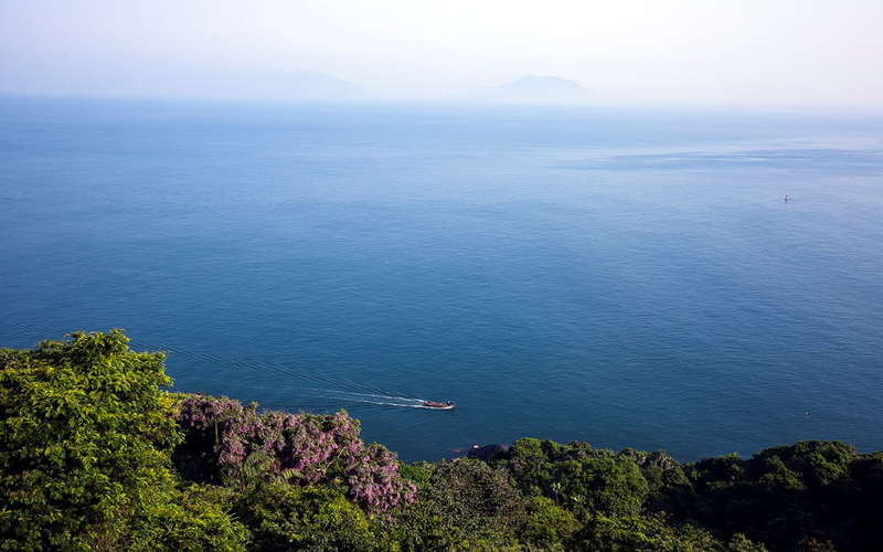  Đến Sơn Trà, du khách còn có dịp ngắm toàn cảnh biển Đà Nẵng.