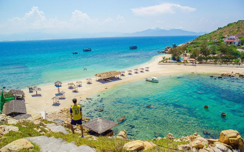 Đảo Yến (Hòn Nội) thuộc vịnh Nha Trang, Khánh Hòa, cách đất liền khoảng 25 km về phía đông bắc, rất thu hút với cảnh đẹp tuyệt vời như thiên đường. Ảnh: Phạm Duy Đông.