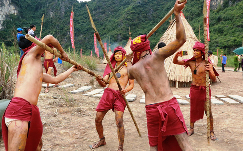  Các nam thanh niên đóng thổ dân diễn các bài diễn, tiết mục phục vụ du khách tham quan.