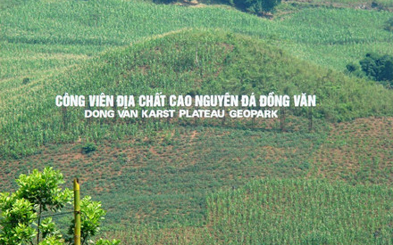 Dòng chữ Công viên địa chất Cao nguyên đá được treo cách thành phố Hà Giang khoảng 10 cây số 