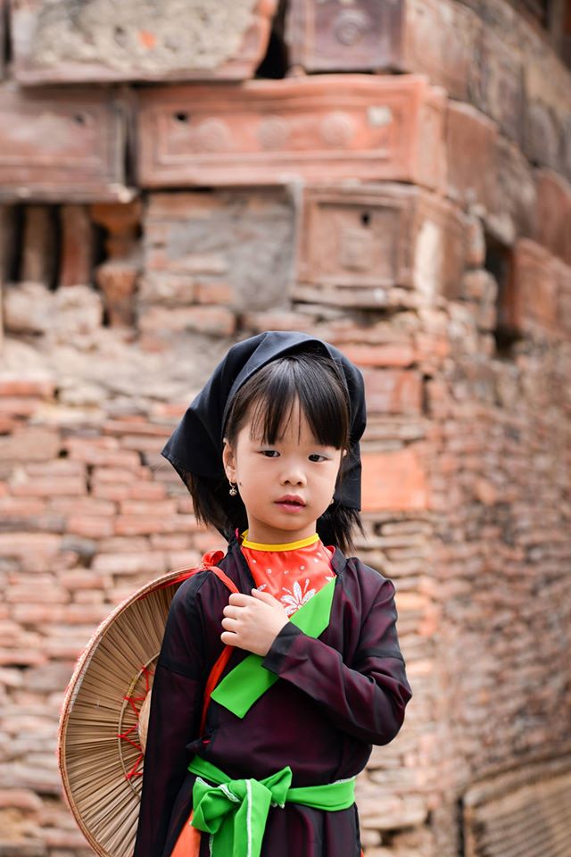 Bé gái làng Thổ Hà mặc áo mớ ba mớ bảy, vấn khăn mỏ quạ, mang nón quai thao đi trẩy hội cùng các bà, các mẹ
