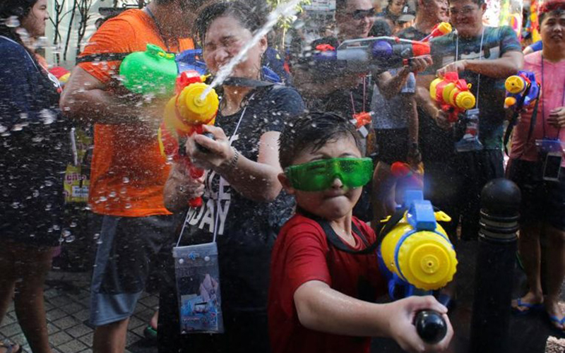 Trẻ em, người lớn Thái Lan đều tham gia lễ té nước truyền thống.