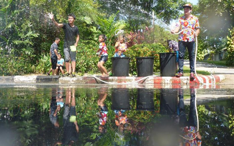 Người dân địa phương và du khách tham gia lễ hội té nước ở đảo Koh Samui.