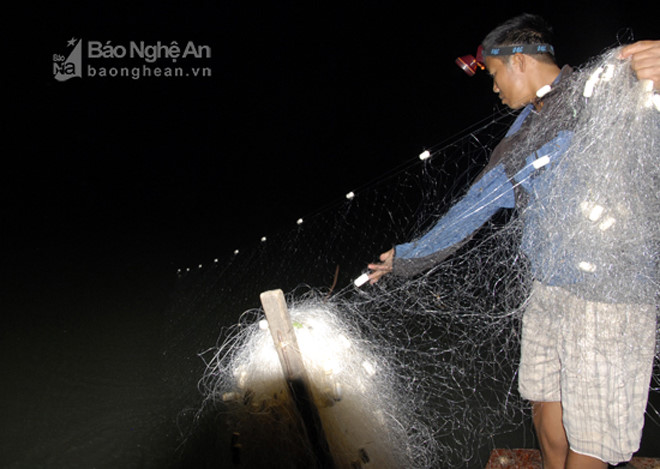 Trong khoảng thời gian này, từ 1 - 2 giờ chiều, dân làng chài lại xuôi dòng thả lưới và đến đêm là thời điểm đông người đánh bắt nhất.