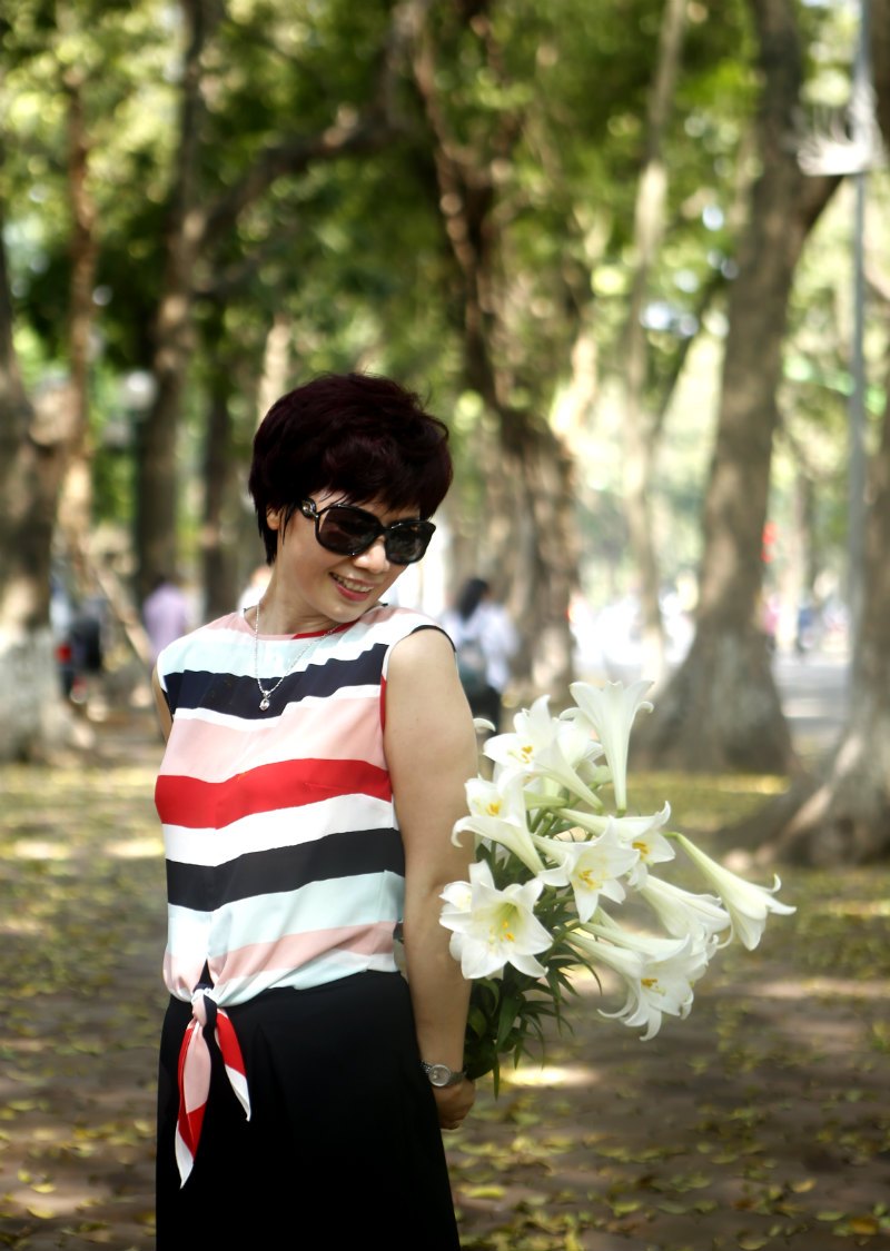Mùa lá bay cũng là mùa hoa loa kèn nở - sự kết hợp thiên nhiên ưu ái cho Hà Nội thêm lãng mạn và thơ mộng. 