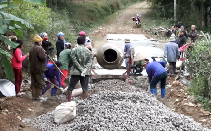 người dân đang tích cực triển khai xây dựng nông thôn mới tại xã Lam Sơn huyện Na Rì