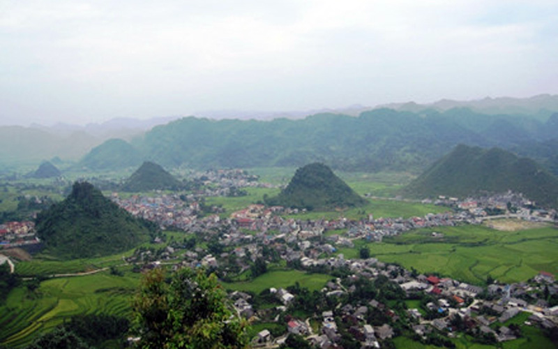 Thị trấn Tam Sơn (Quản Bạ): các cụ cao niên kể rằng, Tam Sơn có nghĩa là 3 ngọn núi, 3 ngọn núi này trước đây là 3 đống cỏ ngựa