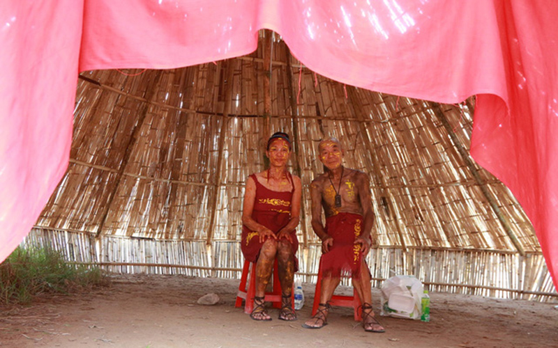 Các túp lều được bố trí bài bản và rất hợp lý trong làng thổ dân để du khách có thể đến tham quan được thuận tiện.