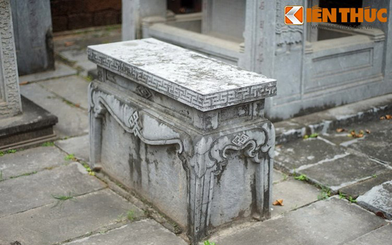 Các đẳng thờ của lăng mộ có hình chữ nhật cao khoảng 0,7 m, chạm trổ tinh vi.