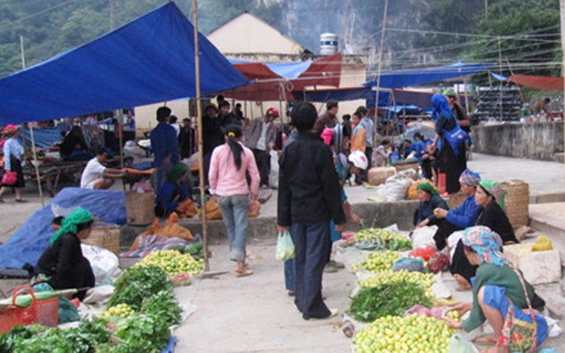 Chợ phiên ở khu phố cổ Đồng Văn với đủ thứ rau quả của núi rừng 
