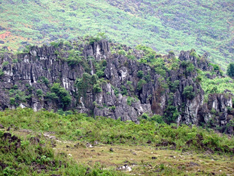 Từ thị trấn Tam Sơn đến Mèo Vạc bắt đầu xuất hiện những núi đá dựng đứng 
