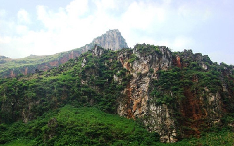 Sự xuất hiện của đá núi tai mèo nhiều hơn khi đi qua địa phận huyện Yên Minh sang huyện Đồng Văn 