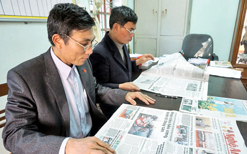 Lãnh đạo xã Đà Sơn (Đô Lương) đọc báo Nghệ An trước giờ làm việc.
