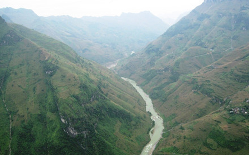 Sông Nho Quế chảy qua hẻm Tu Sản nhìn từ đèo Mã Pì Lèng