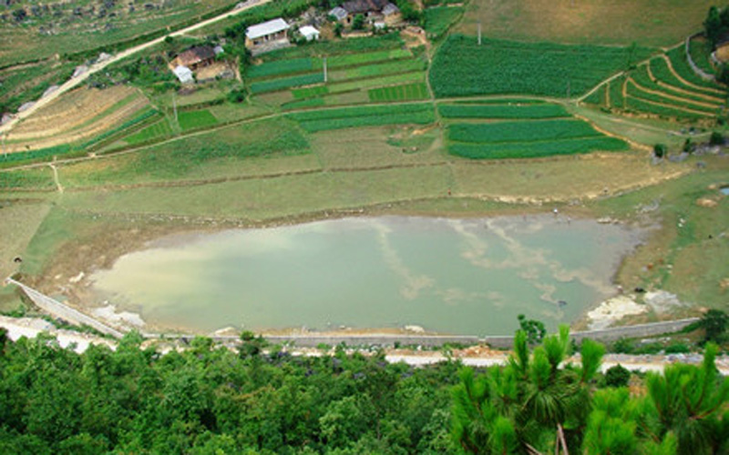 Hồ nước thứ 2 dưới chân cột cờ Lũng Cú, hai hồ nước này được người dân tương truyền là 
