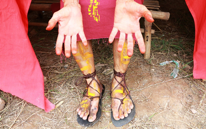 Bàn tay, bàn chân, hay đôi dép cũng được hóa trang rất kỹ lưỡng. Một người đóng thổ dân cho biết, lần này cả đoàn đóng thổ dân được hóa trang nhưng chưa kỹ như lúc đóng phim. 
