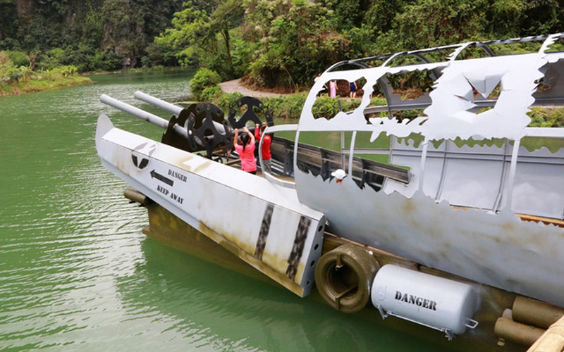  Cũng tại phim trường Kong: Skull Island, chiếc tàu làm bằng xác máy bay cũng được phục dựng giống như trong phim để du khách tham quan và chụp ảnh lưu niệm.