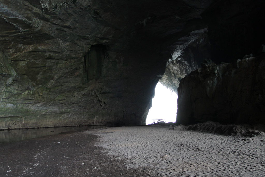 Dòng chảy tạo thành một bãi cát trắng trong lòng hang động.