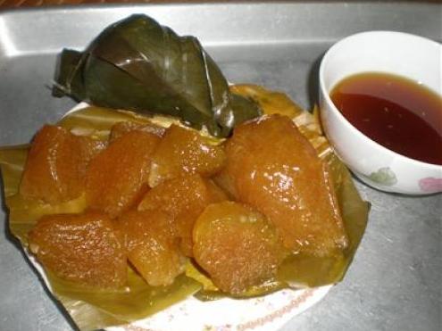 Bánh ú nước tro, loại bánh đặc trưng của ngày tết Đoan Ngọ được bày bán khắp nơi ở miền Tây Nam bộ. (Ảnh: Phúc Lộc)