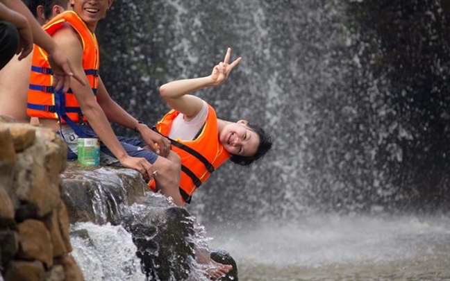 Thỏa sức vui chơi tại thác Đá Hàn.