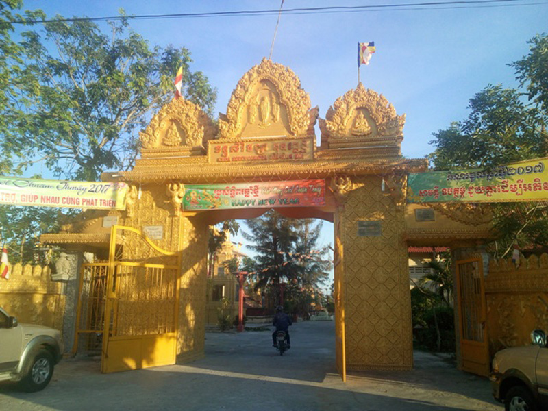  Cổng chính vào chùa SereyVongsa nhìn từ quốc lộ 1A.